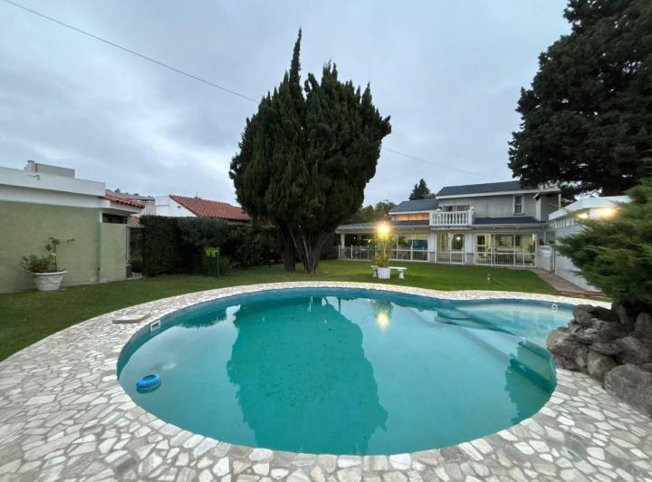 Casa · 899m² · 10 Ambientes · 3 Cocheras