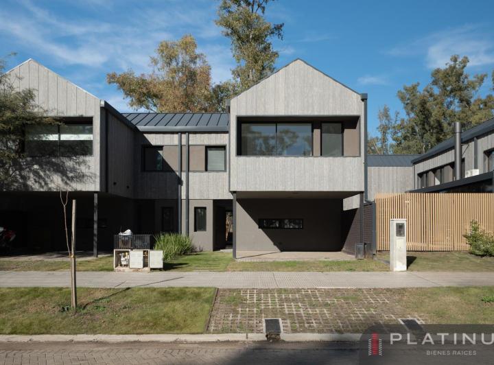 Casa · 160m² · 4 Ambientes · 2 Cocheras