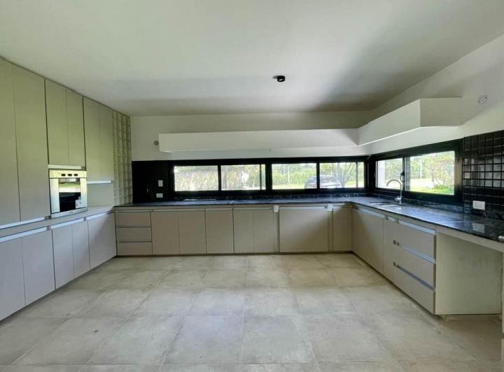 Casa · 255m² · 3 Dormitorios · 2 Cocheras