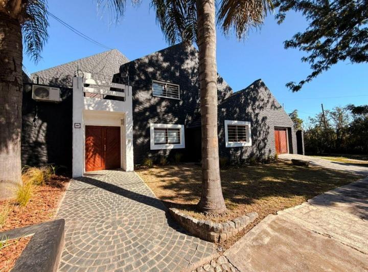 Casa · 220m² · 4 Ambientes · 2 Cocheras