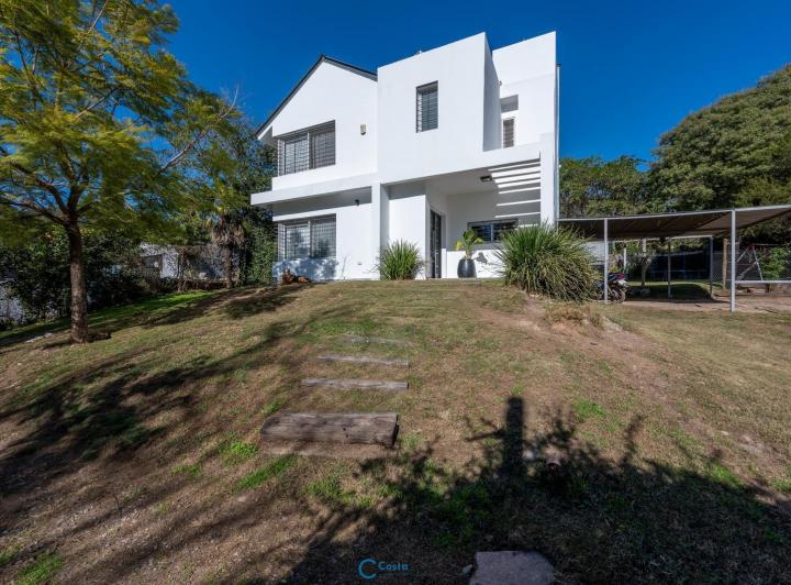 Casa · 150m² · 4 Ambientes · 2 Cocheras
