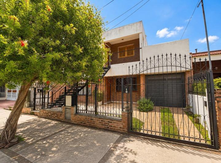 Casa · 250m² · 7 Ambientes · 1 Cochera