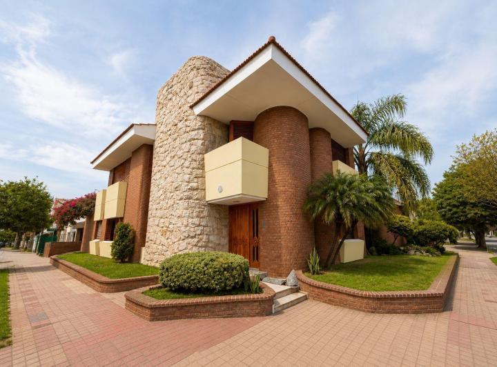 Casa · 675m² · 6 Ambientes · 3 Cocheras