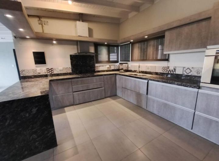 Casa · 207m² · 6 Ambientes · 2 Cocheras