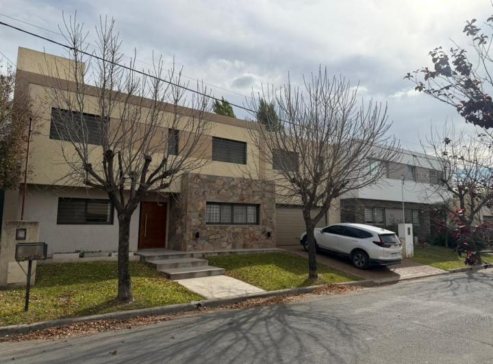 Casa · 293m² · 10 Ambientes · 4 Cocheras