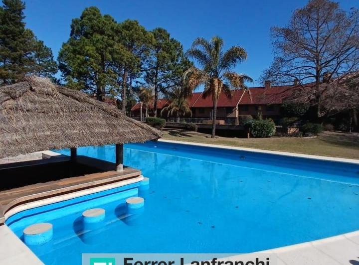 Casa · 158m² · 10 Ambientes · 1 Cochera