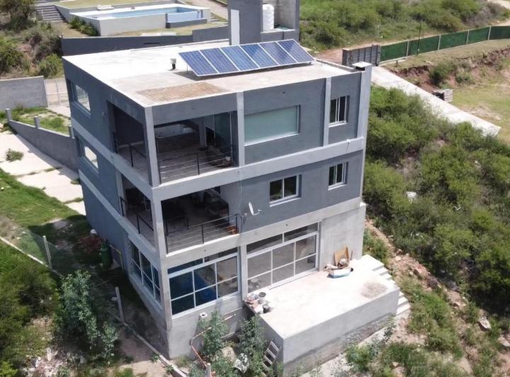 Casa · 340m² · 4 Ambientes · 2 Cocheras
