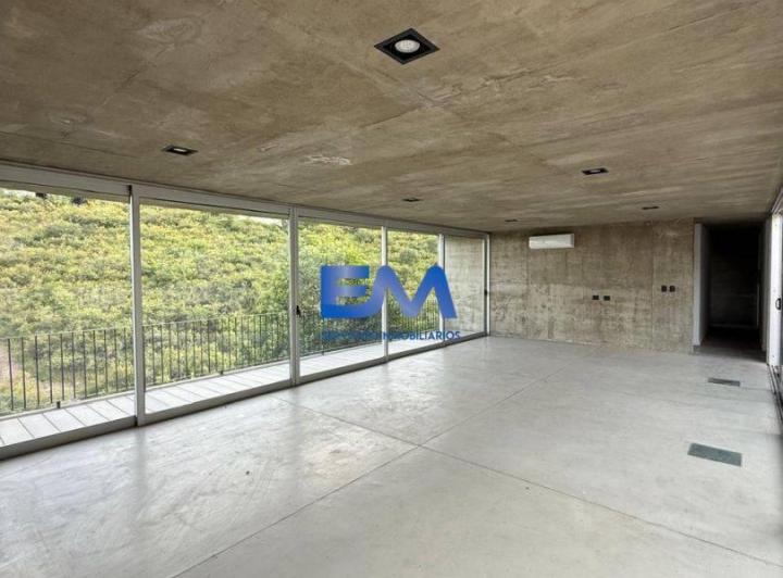 Casa · 250m² · 6 Ambientes · 2 Cocheras