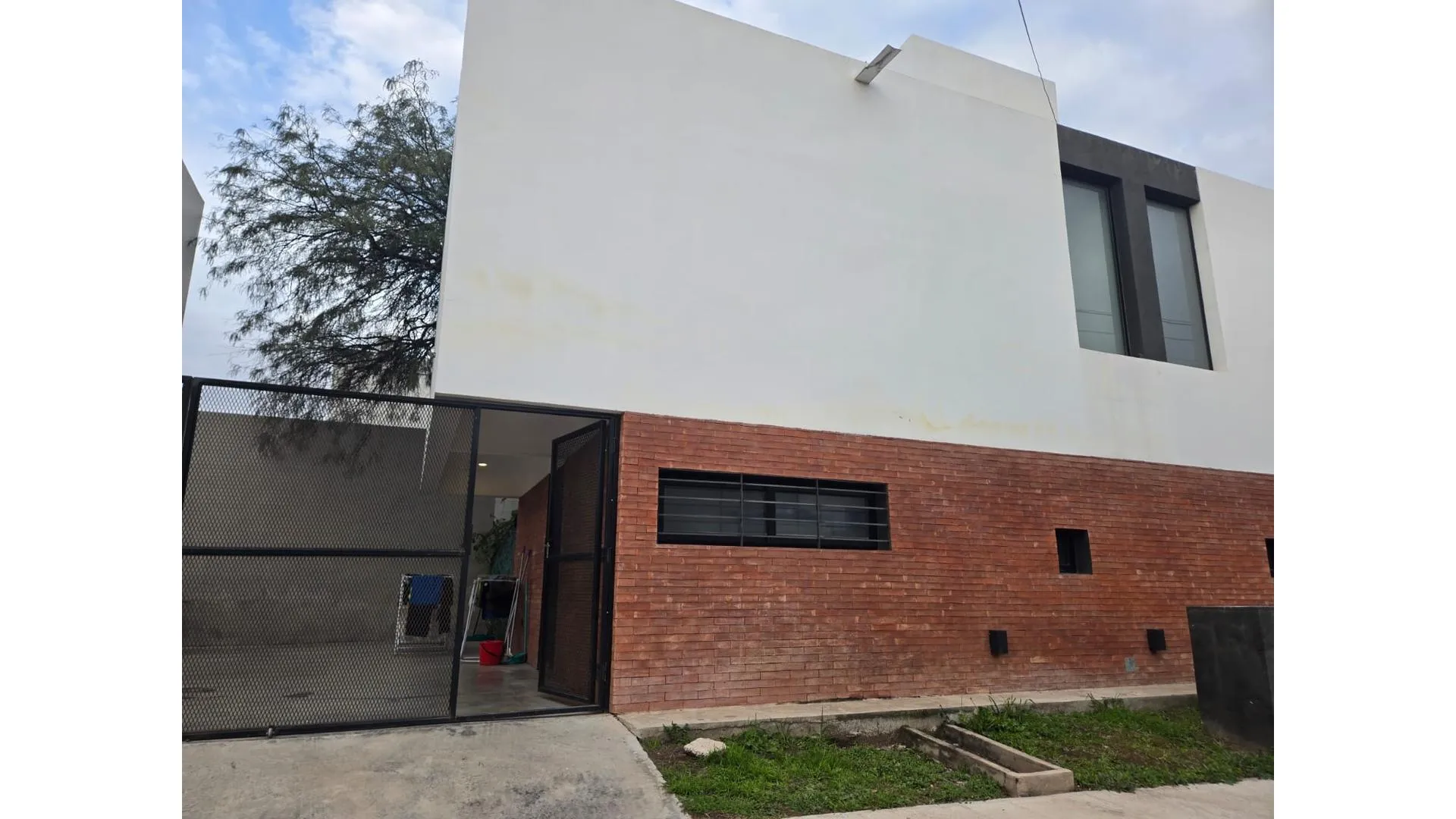 ZONA LA ESTANZUELA - DUPLEX 2 DORM 2 BAÑOS COCHERA