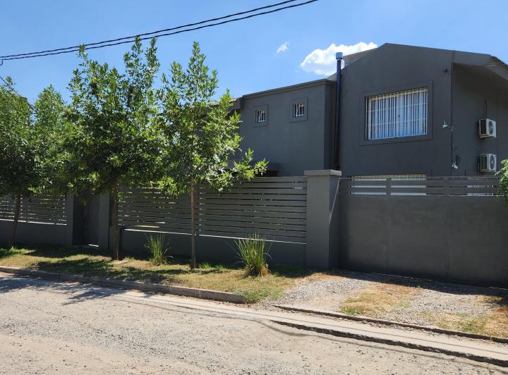 Casa · 220m² · 9 Ambientes · 2 Cocheras