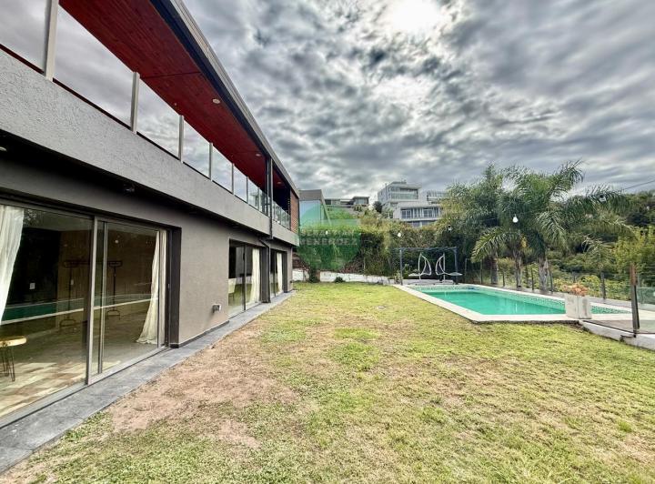 Casa · 500m² · 10 Ambientes · 4 Cocheras