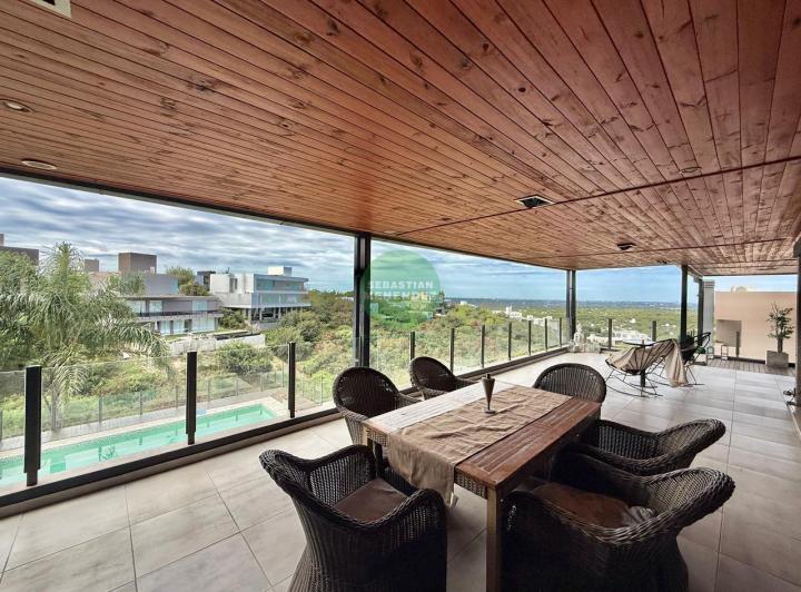 Casa · 500m² · 10 Ambientes · 4 Cocheras