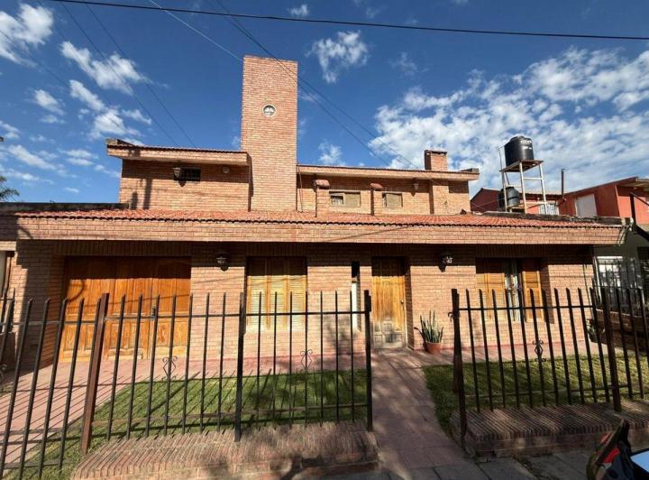 Casa · 339m² · 4 Ambientes · 1 Cochera