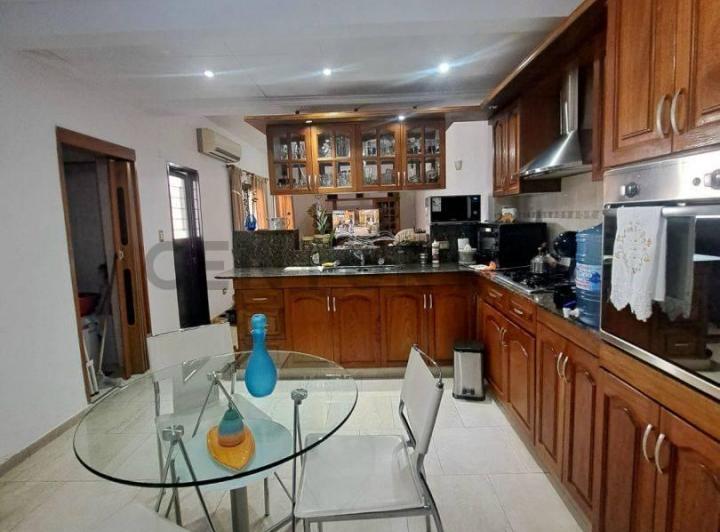 Casa · 230m² · 4 Ambientes · 1 Cochera