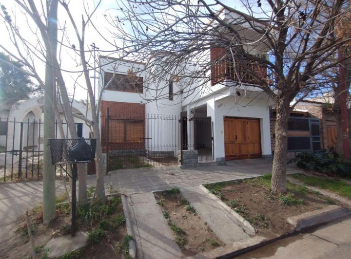 Casa · 150m² · 6 Ambientes · 2 Cocheras