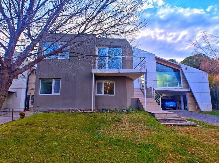 Casa · 338m² · 5 Ambientes · 2 Cocheras