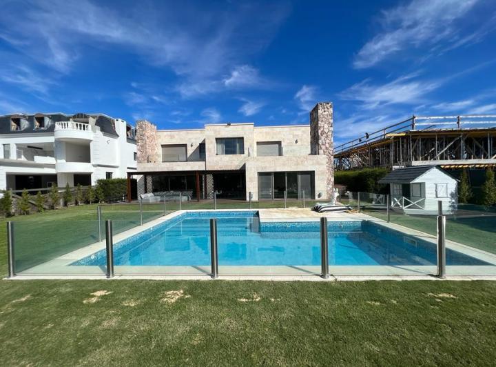 Casa · 420m² · 8 Ambientes · 2 Cocheras