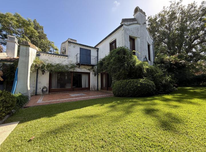 Casa · 590m² · 5 Ambientes · 2 Cocheras