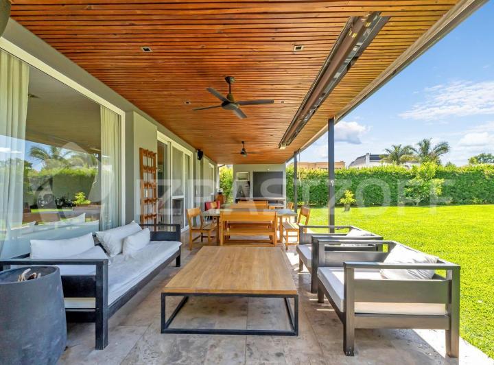 Casa · 274m² · 6 Ambientes · 4 Cocheras