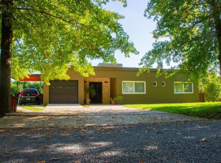 Casa · 200m² · 5 Ambientes · 3 Cocheras