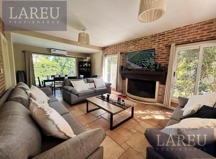 Casa · 210m² · 5 Ambientes · 1 Cochera