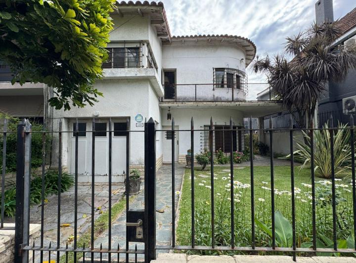 Casa · 233m² · 4 Ambientes · 2 Cocheras