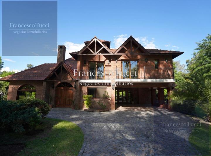 Casa · 224m² · 5 Ambientes · 2 Cocheras
