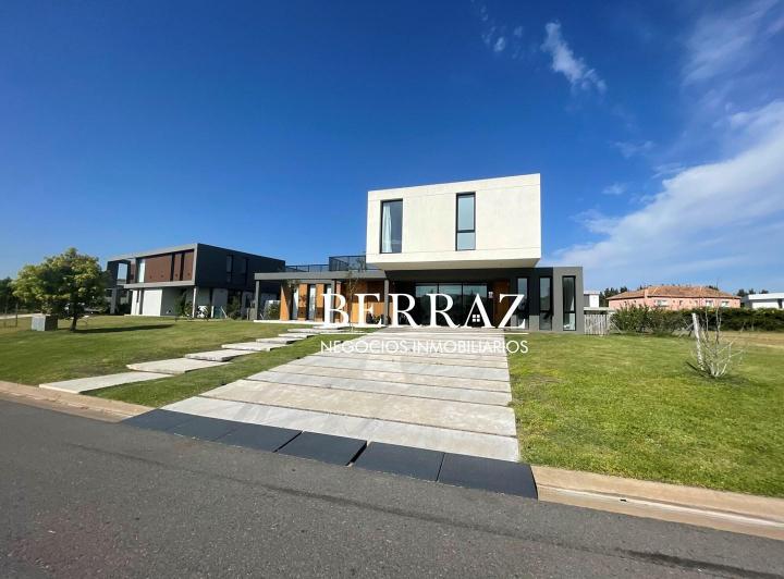 Casa · 274m² · 8 Ambientes · 2 Cocheras