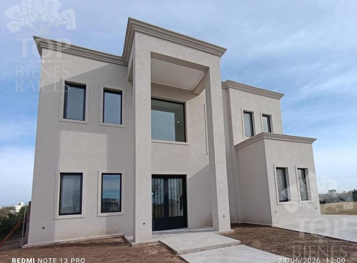 Casa · 240m² · 6 Ambientes · 2 Cocheras