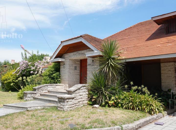 Casa · 385m² · 7 Ambientes · 5 Cocheras