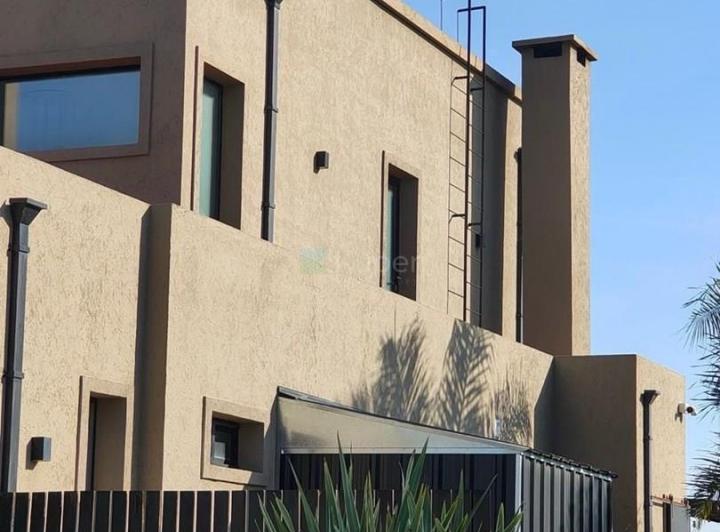 Casa · 180m² · 4 Ambientes · 2 Cocheras