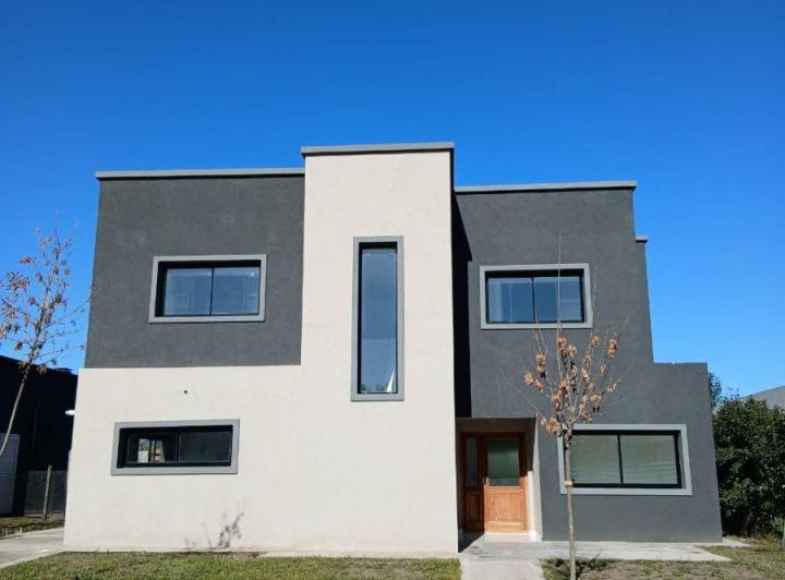 Casa · 210m² · 6 Ambientes · 1 Cochera