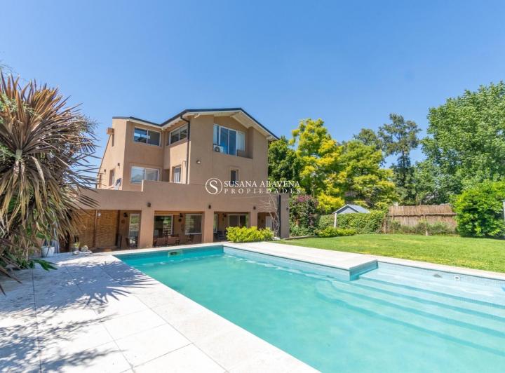 Casa · 240m² · 7 Ambientes · 3 Cocheras