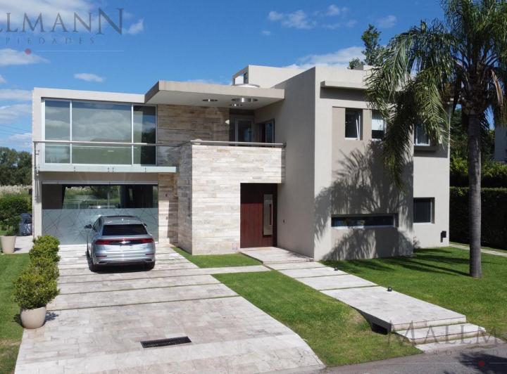 Casa · 553m² · 11 Ambientes · 2 Cocheras