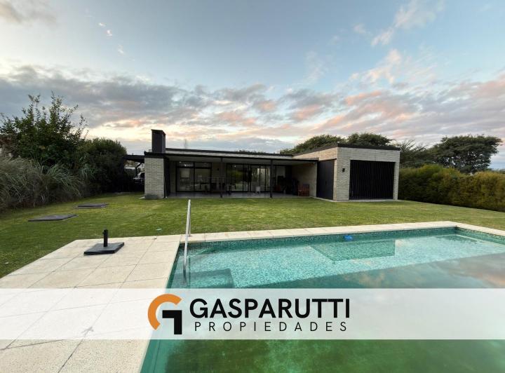 Casa · 165m² · 4 Ambientes · 4 Cocheras