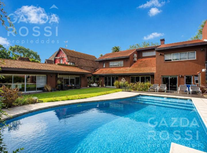 Casa · 356m² · 4 Dormitorios · 2 Cocheras