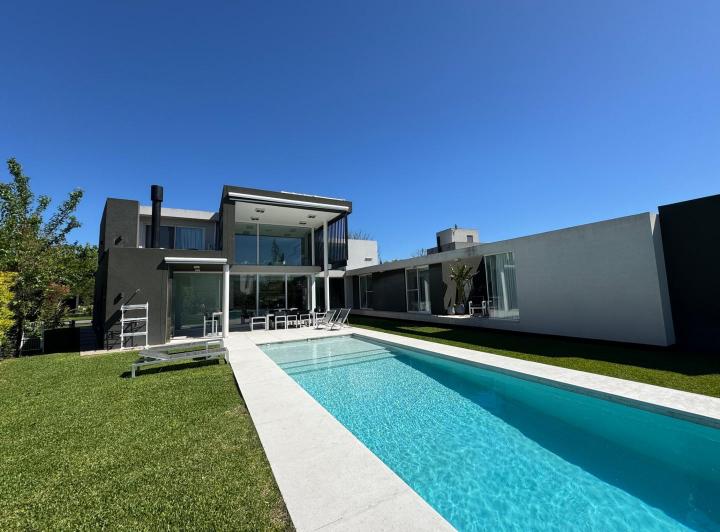 Casa · 369m² · 6 Ambientes · 4 Cocheras