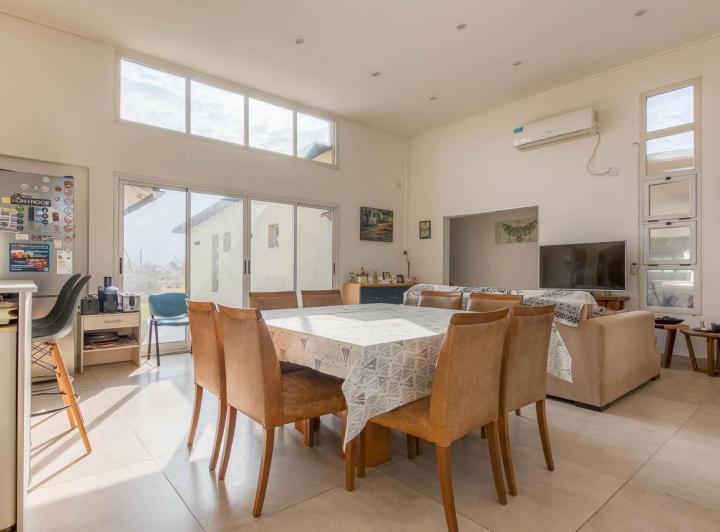 Casa · 160m² · 4 Ambientes · 2 Cocheras