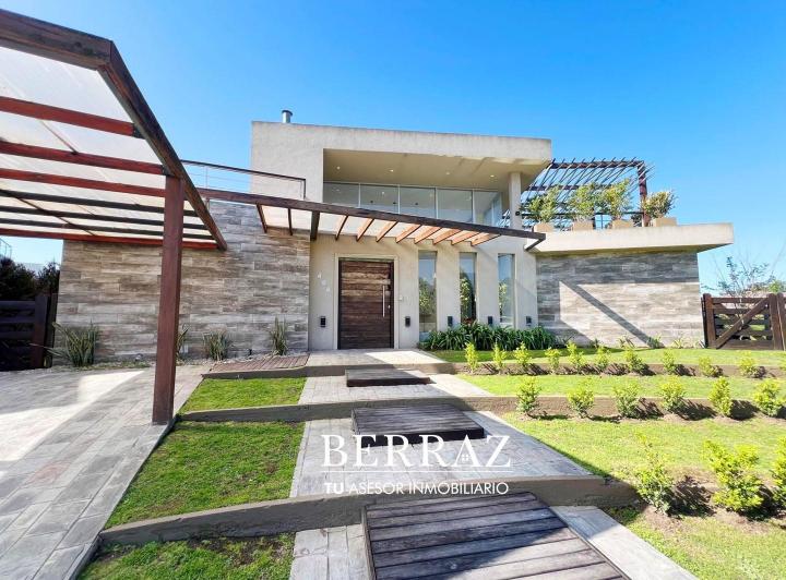 Casa · 286m² · 5 Ambientes · 2 Cocheras
