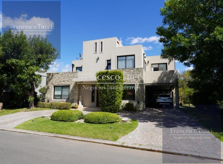Casa · 280m² · 7 Ambientes · 4 Cocheras