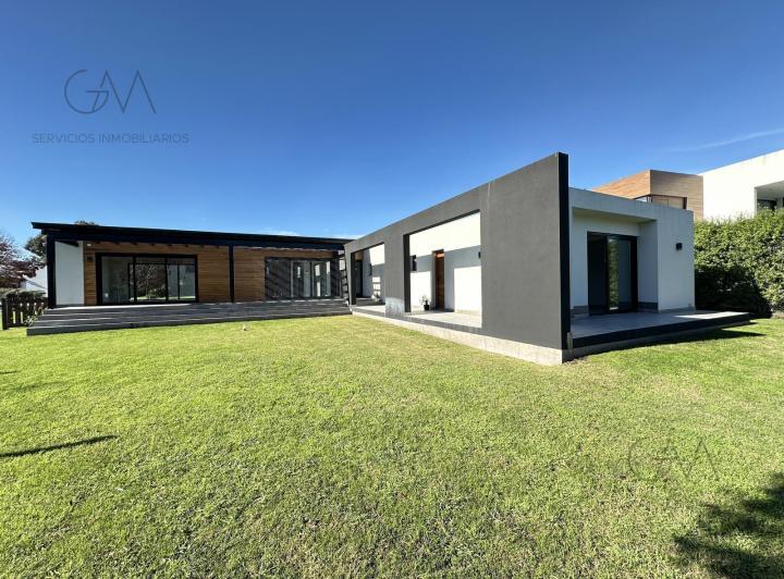 Casa · 146m² · 3 Ambientes · 2 Cocheras