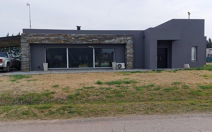 Casa · 243m² · 4 Ambientes · 1 Cochera