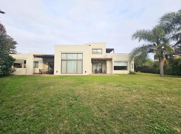 Casa · 267m² · 7 Ambientes · 6 Cocheras