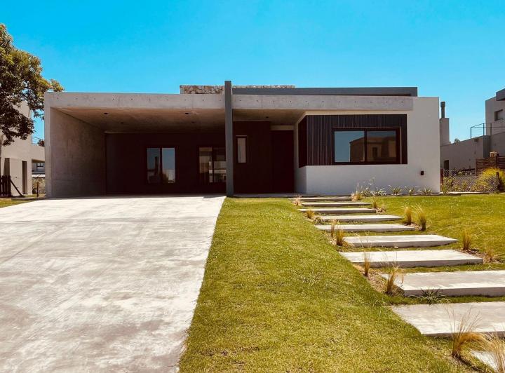 Casa · 228m² · 4 Ambientes · 2 Cocheras