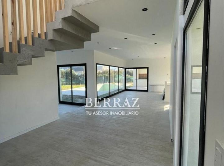 Casa · 243m² · 5 Ambientes · 6 Cocheras