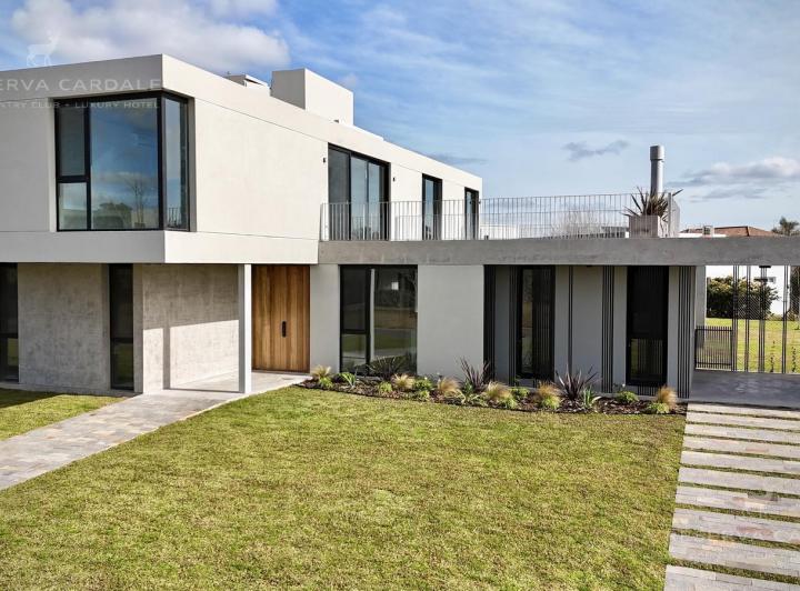 Casa · 298m² · 6 Ambientes · 2 Cocheras