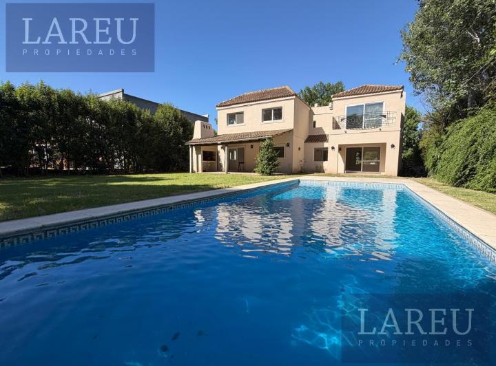 Casa · 231m² · 6 Ambientes · 3 Cocheras