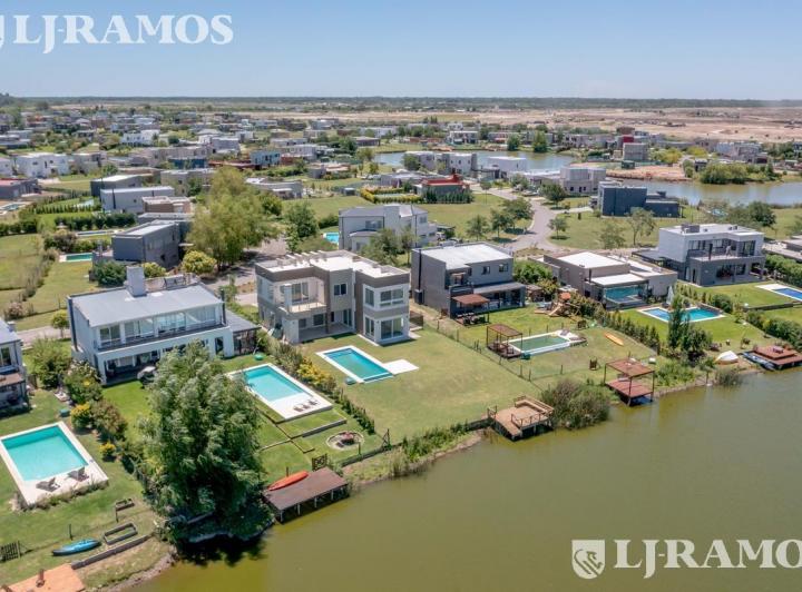 Casa · 243m² · 6 Ambientes · 1 Cochera