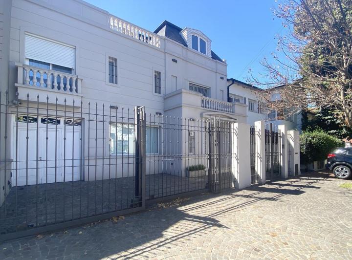 Casa · 232m² · 7 Ambientes · 3 Cocheras