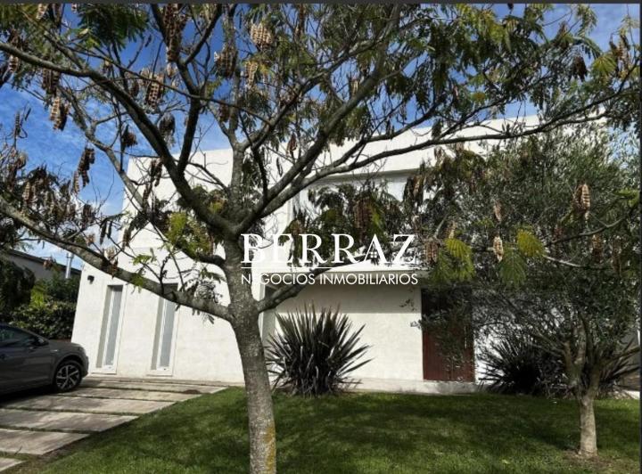 Casa · 162m² · 4 Ambientes · 2 Cocheras